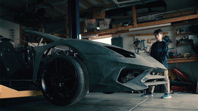 《Lamborghini》發佈聖誕節慶影片 複製一輛真實尺寸的Aventador SV